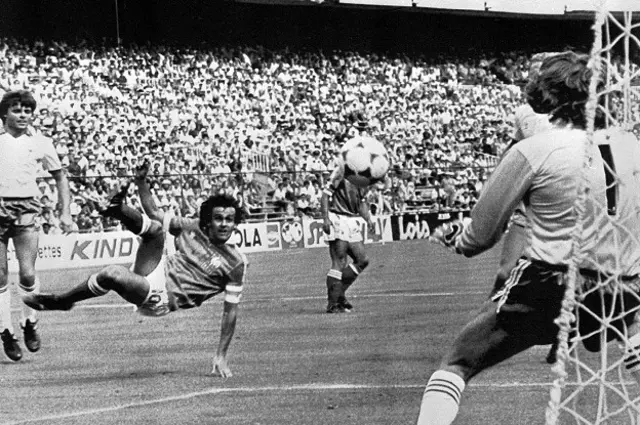 Мішель Платіні у матчі зі збірною Північної Ірландії на чемпіонаті світу 1982 року