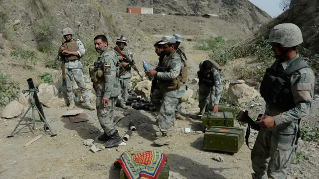 اس دوران دونوں طرف کی بارڈر سکیورٹی فورسز میں ہلکے اور بھاری ہتھیاروں سے فائرنگ کا تبادلہ بھی ہوتا رہا ہے۔