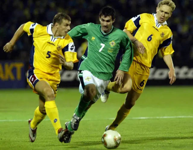 Андрій Несмачний, Олександр Горшков та Кейт Гіллеспі під час відбіркової гри до Євро у 2003 році