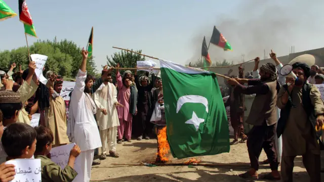افغانستان کے صوبے ننگر ہار میں دو دن قبل پاکستان کے خلاف ایک احتجاجی مظاہرہ کیا گیا جس میں پاکستان کا پرچم نذر آتش کیا گیا۔