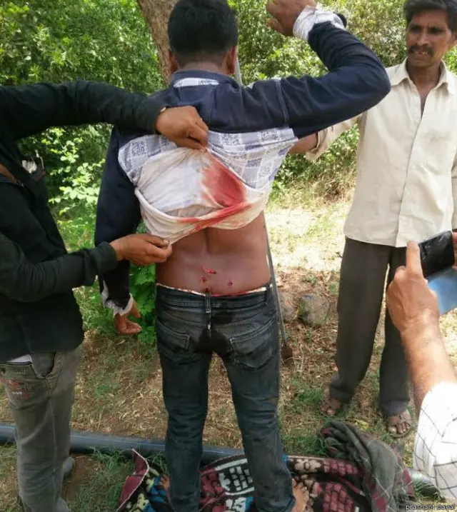 گذشتہ دو ماہ میں گر کے ان شیروں نے کئی بار انسانوں پر حملے کیے تھے۔ ان حملوں میں دو مردوں اور ایک خاتون کو وہ مار کر کھا گئے تھے