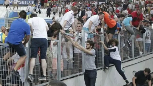 اضطر الجمهور الإنجليزي للهروب من هجوم المشجعين الروس