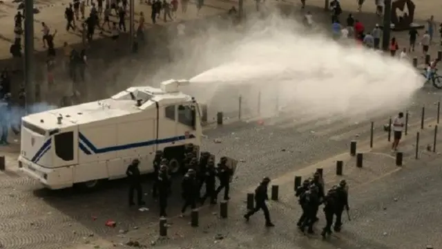 استخدمت الشرطة خراطيم المياه في مارسيليا قبل مباراة إنجلترا وروسيا