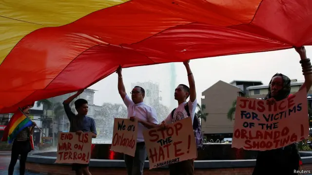  اوفری للانی در پی حادثه تروریستی اورلاندو در مقاله‌ای با عنوان "چگونه همجنسگرایی تا به این اندازه در جهان اسلام زشت و کریه گشت؟" به ذکر نمونه‌های متعددی از نگاه روادارانه مسلمانان در گذشته نزدیکشان پرداخته است.