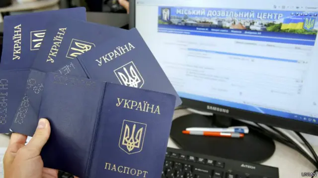 Мешканці Криму, який Росія називає своїм Федеральним округом, і надалі можуть отримувати українські паспорти, зокрема, і для виїзду за кордон