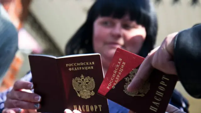 Впродовж останніх двох років жителі Криму отримували російські паспорти. Багато хто при цьому зберігав і український