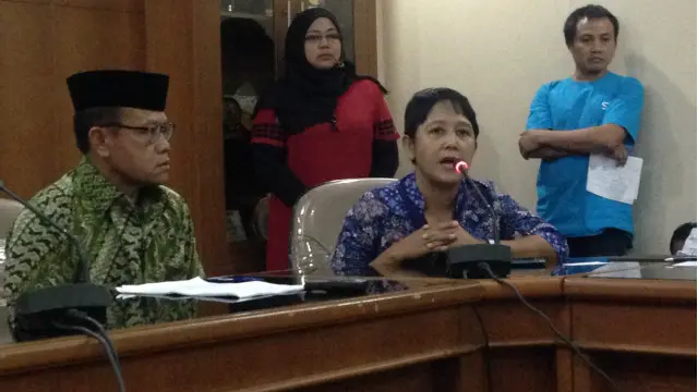 Ida (duduk, kanan) adalah salah satu warga eks-Gafatar yang terusir dari Mempawah, Kalimantan Barat.