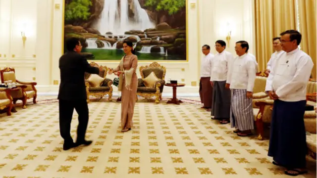 ဒေါ်အောင်ဆန်းစုကြည်က နေ့လည်စာ နဲ့ ဧည့်ခံ ဖို့ ရှိပါတယ်