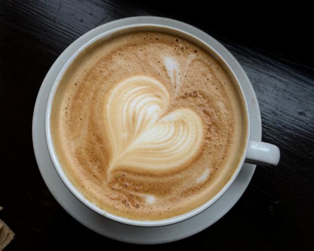 專家研究做出結論稱，沒有足夠證據顯示喝咖啡會導致癌症，但過熱飲品可能導致癌症。