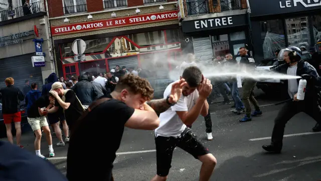 Поліція розганяє англійських фанатів.