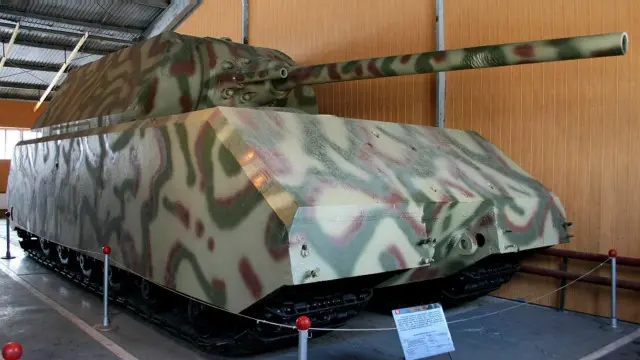 دبابة "بانزر 8 ماوس" الألمانية الثقيلة أنتجت خلال الحرب العالمية الثانية، وكانت تزن 188 طناً