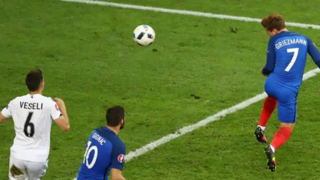 مارسیے میں کھیلے گئے گروپ اے کے میچ کے پہلے ہاف میں دونوں ٹیمیں کوئی گول نہ کر سکیں