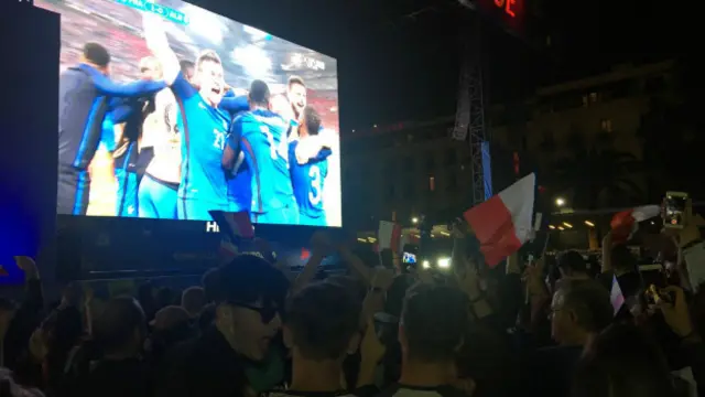 Fransızlar Arnavutluk maçını, EURO 2016'da maçların oynandığı 10 kentte futbolseverler için özel olarak hazırlanan bölgelerde (Fan Zonelar) coşkuyla izledi.