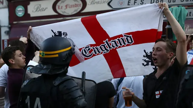 Английские футбольные фанаты в Лилле