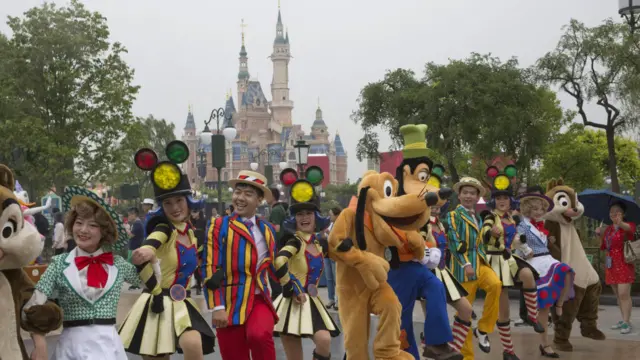 上海迪士尼乐园卡通人物巡游