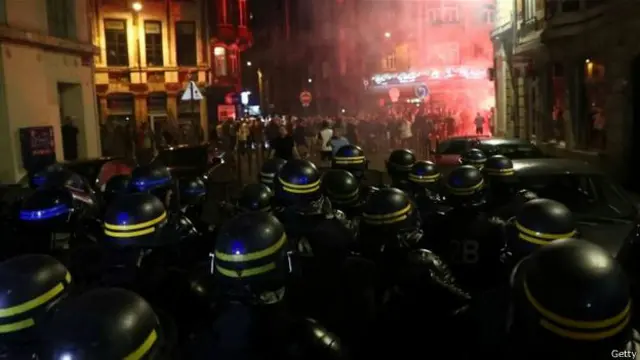 Pada Rabu malam, polisi anti huru hara membubarkan ratusan orang pendukung timnas Inggris.