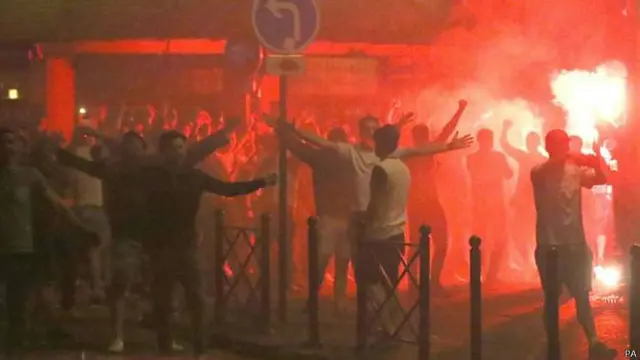 Di tempat terpisah, ratusan orang pendukung timnas Inggris dikepung oleh polisi anti huru hara di alun-alun utama kota Lille, Rabu.