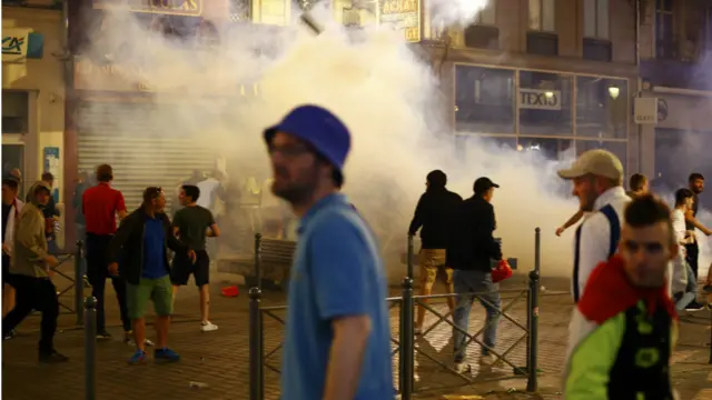 بدھ کی رات کو پولیس نے مشتعل ہجوم کو منشتر کرنے کے لیے آنسو گیس کا استعمال کیا جبکہ آگ زنی کرنے کے لیے پولیس نے انگلینڈ کے سینکڑوں مداحوں کا پیچھا کیا