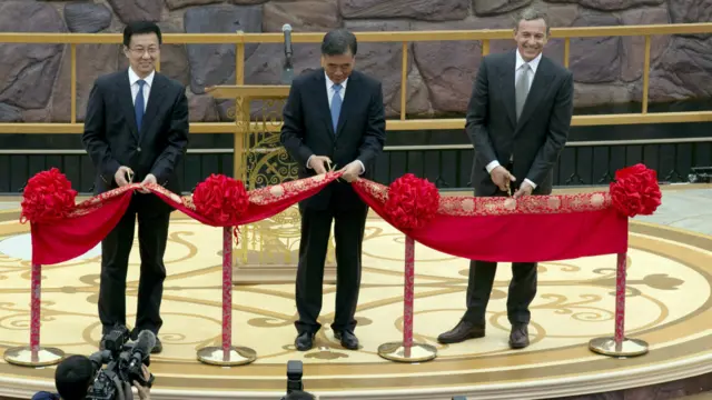 韩正（左）、汪洋（中）与艾格为上海迪士尼渡假园区剪彩（16/6/2016）