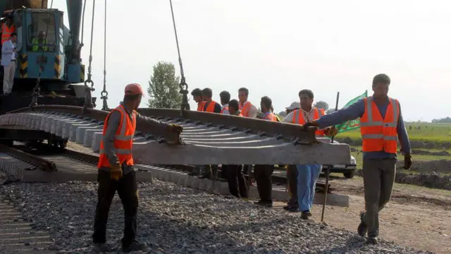 پر یو شمېر پروژو کار کېږي، چې له مخې به افغانستان د ریل پټلي په وسیله له یو شمېر ګاونډیو هېوادونو سره ونښلي
جانان موسی زی