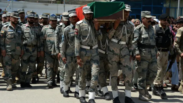 اتوار کی رات پاکستان اور افغان فورسز کے درمیان سرحدی گیٹ کی تعمیر پر جھڑپوں کا آغاز ہوا تھا جس میں اب تک ایک پاکستانی فوجی افسر اور ایک افغان فوجی ہلاک ہو چکے ہیں۔