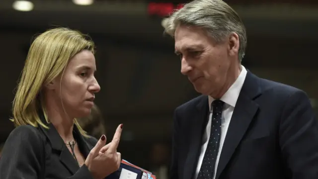 AB Dış İlişkiler Yüksek Temsilcisi Federica Mogherini ile İngiltere Dışişleri Bakanı Philip Hammond.