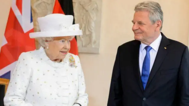 ملکه الیزابت دوم در کنار رئیسجمهوری آلمان