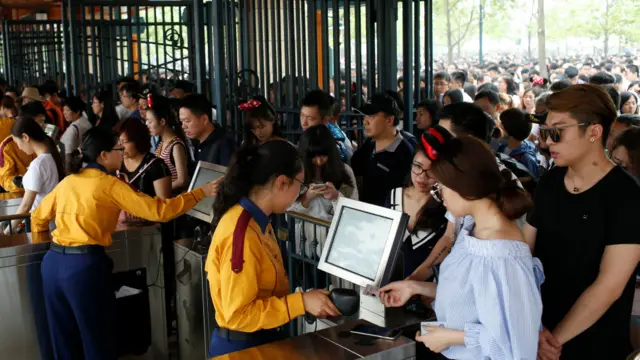 上海迪士尼正式開幕首日排隊入園的人龍。