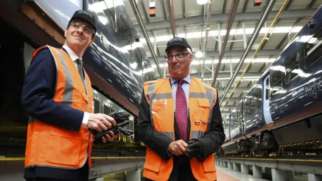 İngiltere'nin görevdeki ve eski maliye bakanları George Osborne (solda) ile Alistair Darling, ülkenin AB'den çıkması halinde çok sayıda uluslararası şirketin İngiltere'ye yatırım yapmaktan vazgeçeceğini söylüyor.