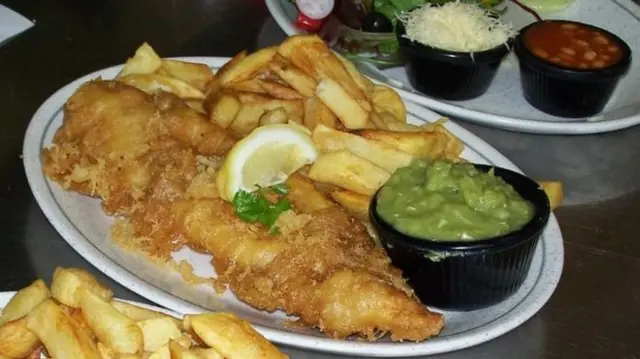 炸鱼和薯条是英国“国菜”之一。北约克郡渔港韦特比的炸鱼薯条名扬世界。