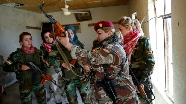 أيزيديات يتدربن على القتال لمحاربة مسلحي تنظيم "الدولة الإسلامية"