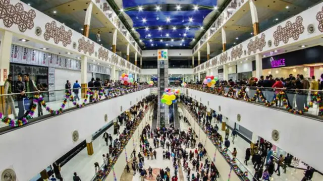 بصرہ کے اس ٹائمز سکوائر میں لوگ آزادے کے ساتھ لطف اندوز ہوتے ہیں