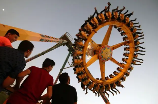 یہاں لوگ انتہائئ خوشگوار ماحول میں اپنے گھر والوں کے ساتھ لطف اندوز ہوتے نظر آ رہے تھے