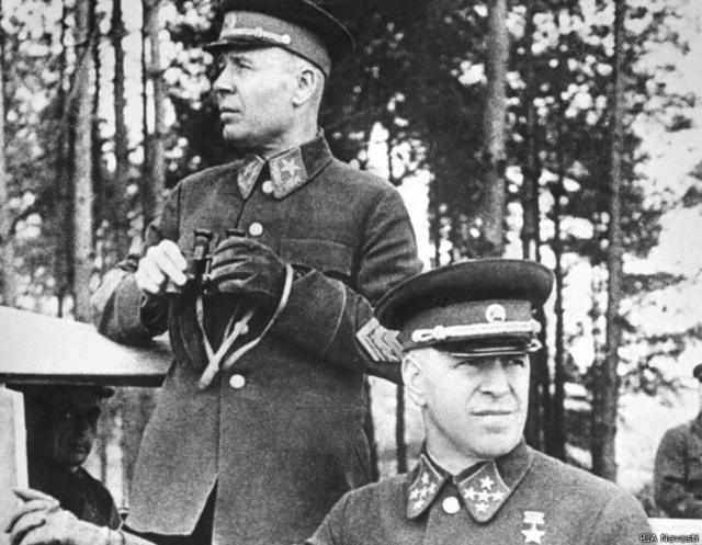 Нарком обороны Семен Тимошенко и командующий Киевским  особым военным округом Георгий Жуков на маневрах  (сентябрь 1940 г.)