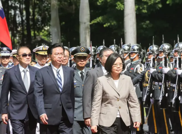 總統蔡英文（前右）16日出席中華民國陸軍軍官學校舉辦的「黃埔建軍92週年校慶」，蔡總統首次以三軍統帥身分校閱
儀隊。
