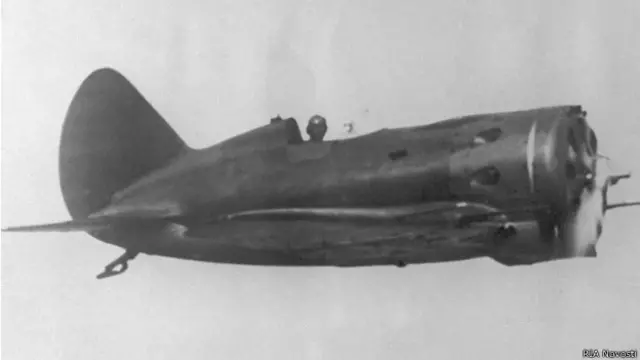 Истребитель И-16 в полете