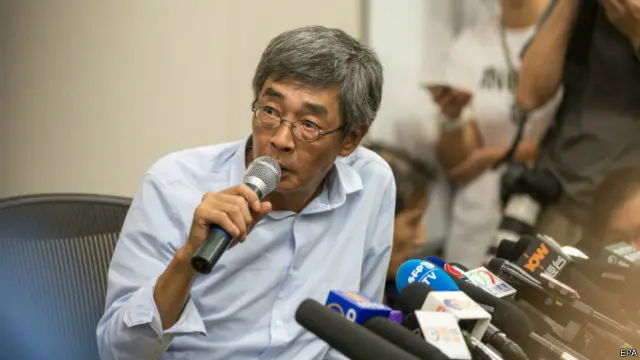 林荣基指他是在深圳过关时被带走后。在深圳的拘留所逗留一天后,被带走到宁波。他坐火车的13、14小时期间,全程眼睛被蒙着。