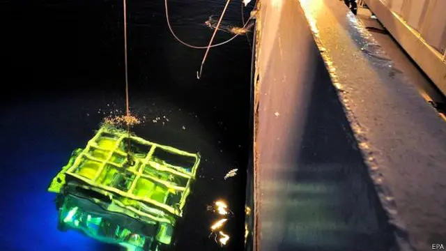 سبق أن انتشل فريق البحث مسجل محادثات قمرة القيادة في الطائرة