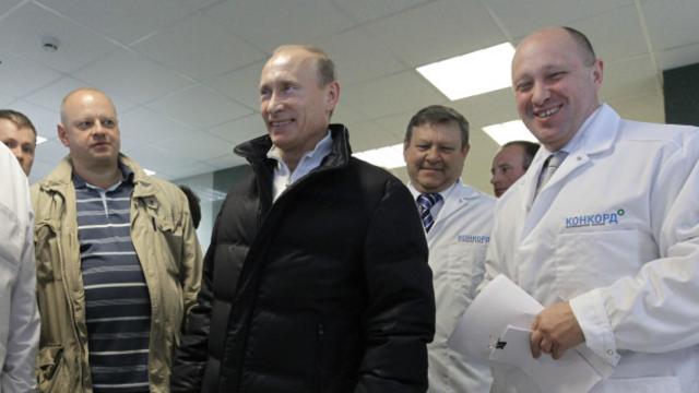 Евгений Пригожин (справа) - основной подрядчик, который кормит, моет и обогревает российскую армию
