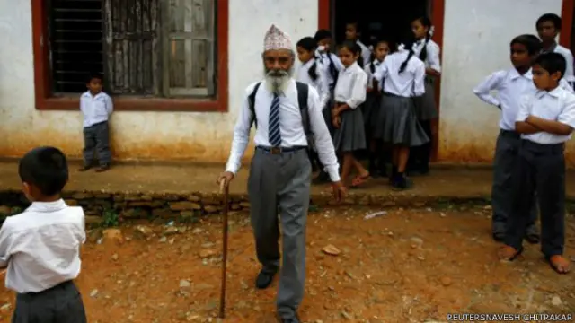 درګا کامي د بېوزلۍ له امله ونشوای کړی چې خپلې زده کړې بشپړې کړې، خو اوس يې پرېکړه کړې چې هغه هيله پوره کړه چې غوښتل يې ښوونکی شي.