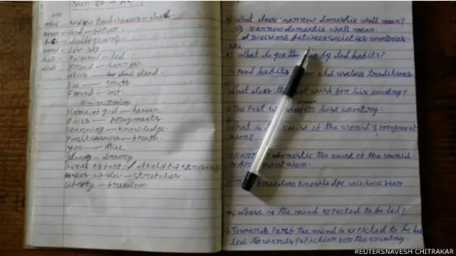 خبريال ناويش بي بي سي ته ویلي، درګا کامي د لوړ عزم او حوصلې خاوند دی، دی د شپې د څراغ رڼا ته درس وايي.