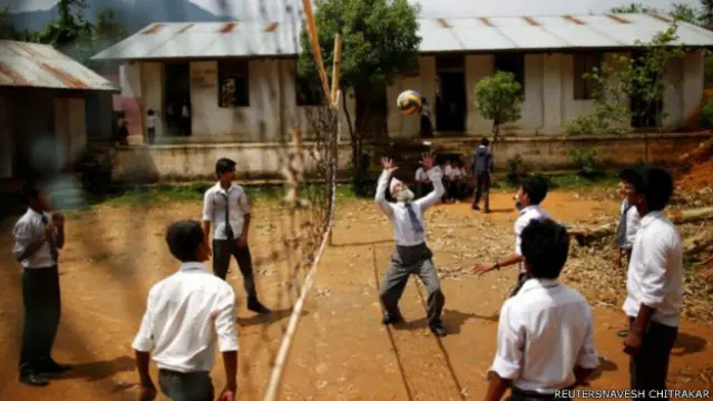 درګا د ښوونځي په ټولو فعاليتونو کې برخه اخلي، نوموړی د والیبال لوبه هم کوي