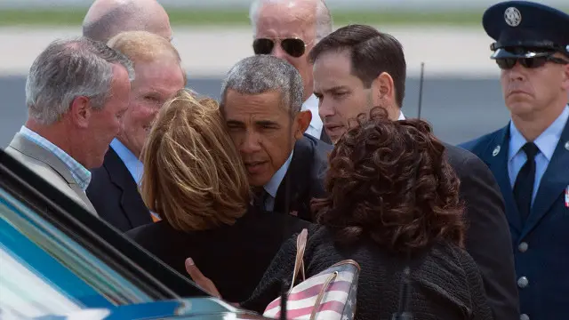 Presiden AS Barack Obama menemui keluarga korban penembakan di Orlando, Florida.