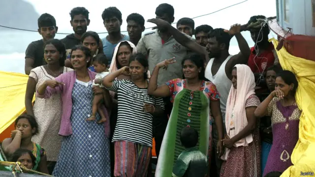 Penumpang dan awak kapal berjumlah 44 orang, terdiri dari 20 laki-laki, 15 perempuan yang seorang di antaranya sedang hamil serta sembilan anak.