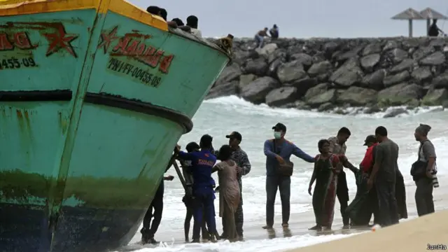 Aparat sempat menembakkan satu tembakan peringatan agar para pengungsi tidak melompat dari kapal.