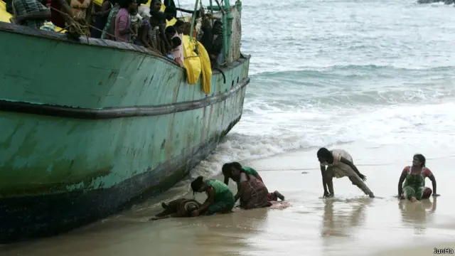 Sebanyak enam perempuan pengungsi sempat lompat dari kapal.