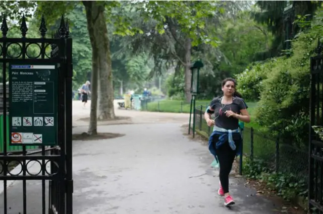 蒙索公园:上流社会和他们家的保姆,还有一些跑步的人