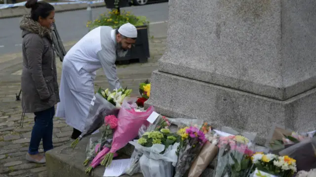 Đặt hoa tưởng niệm dân biểu Jo Cox ở Birstall, gần nơi bà bị giết hại
