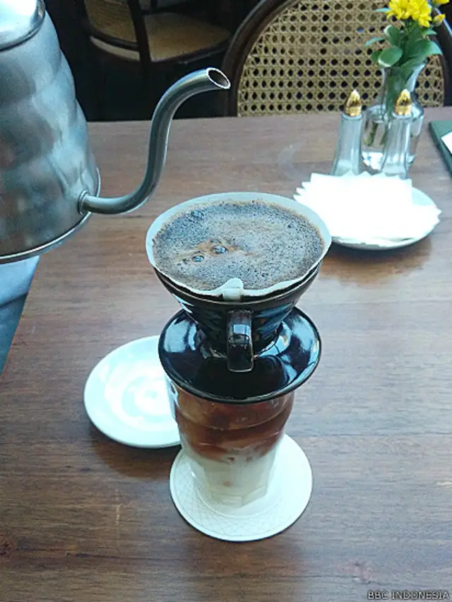 Es kopi Vietnam diseduh pelayan langsung di depan pemesan