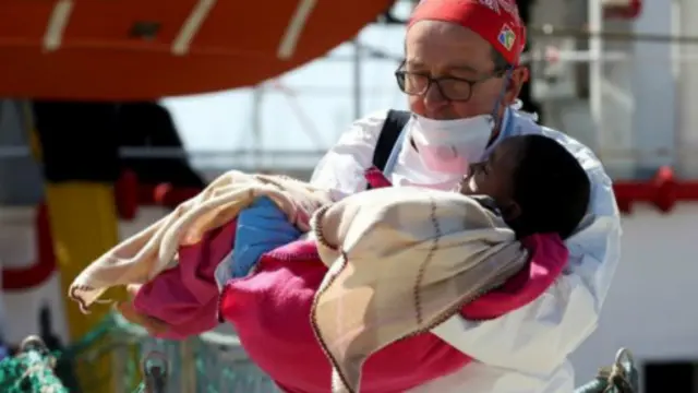 MSF təşkilatının xilasedici gəmiləri miqrantların Avropaya üz tutduğu dəniz marşrutları yaxınlığında keşik çəkir. 